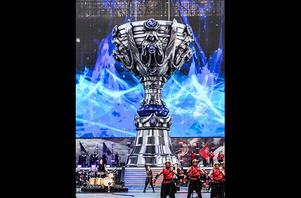 LGD Gaming 官方公告：第二队中单 xqw 通过了试训，正式晋升为 LGD Gaming 。